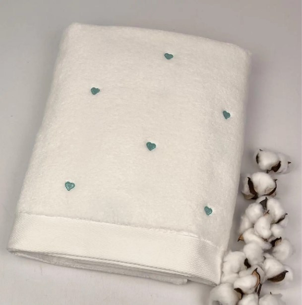 Рушник з вишивкою "Love", білий/м'ятний