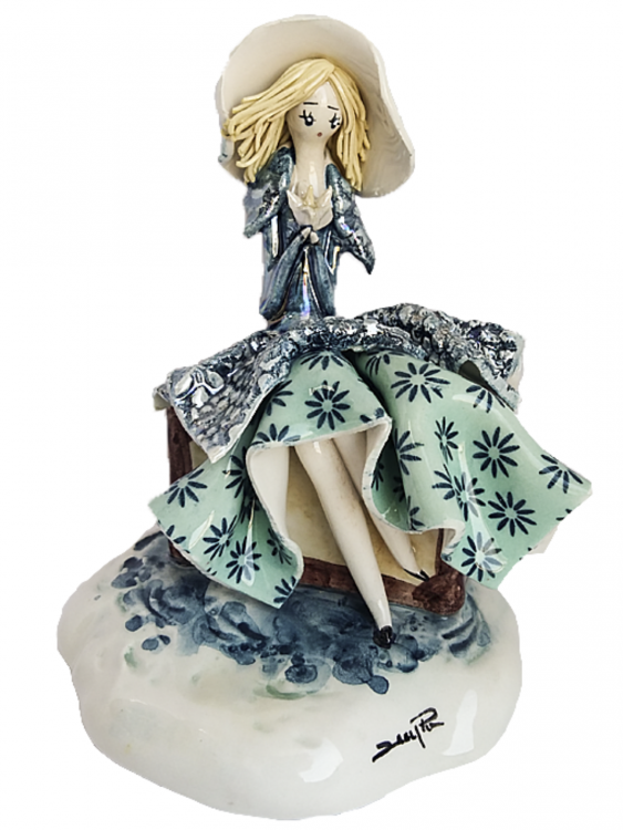 Статуетка "Маленька білява леді на валізі"